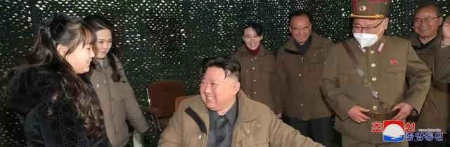 這次新型導彈試射，金正恩攜夫人、妹妹、女兒罕見同框